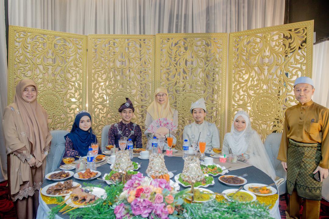 drwanazizah's tweet photo. Semalam, saya telah berkesempatan menghadiri jemputan majlis pernikahan di Kajang, Selangor. Terima kasih diucapkan kepada Datuk Dr Luqman Haji Abdullah, mantan Mufti Wilayah Persekutuan serta isteri beliau, Datin Dr Wan Marhaini atas jemputan.

Tahniah diucapkan kepada kedua ibu bapa pengantin diatas pernikahan anakanda tercinta, Abbad dan pasangannya Nurulhuda serta Abdullah dan pasangannya Aziani. Didoakan semoga pernikahan dipenuhi mawaddah, rahmah dan sakinah. Aamiin YRA