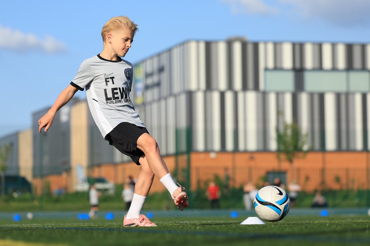 JDsFootballSch's tweet image. 𝐅𝐫𝐢𝐝𝐚𝐲 𝐍𝐢𝐠𝐡𝐭𝐬 | 📷🤩⚽️⁣⁣⁣
⁣⁣⁣
Training photos of our players still working hard after another great season 📈⁣
⁣⁣⁣
📸 ⁣@nonleaguesnapper 
⁣
🔵⚪️ #JDFS #Coaching #Training #Photos