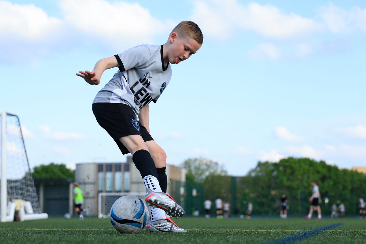 JDsFootballSch's tweet image. 𝐅𝐫𝐢𝐝𝐚𝐲 𝐍𝐢𝐠𝐡𝐭𝐬 | 📷🤩⚽️⁣⁣⁣
⁣⁣⁣
Training photos of our players still working hard after another great season 📈⁣
⁣⁣⁣
📸 ⁣@nonleaguesnapper 
⁣
🔵⚪️ #JDFS #Coaching #Training #Photos