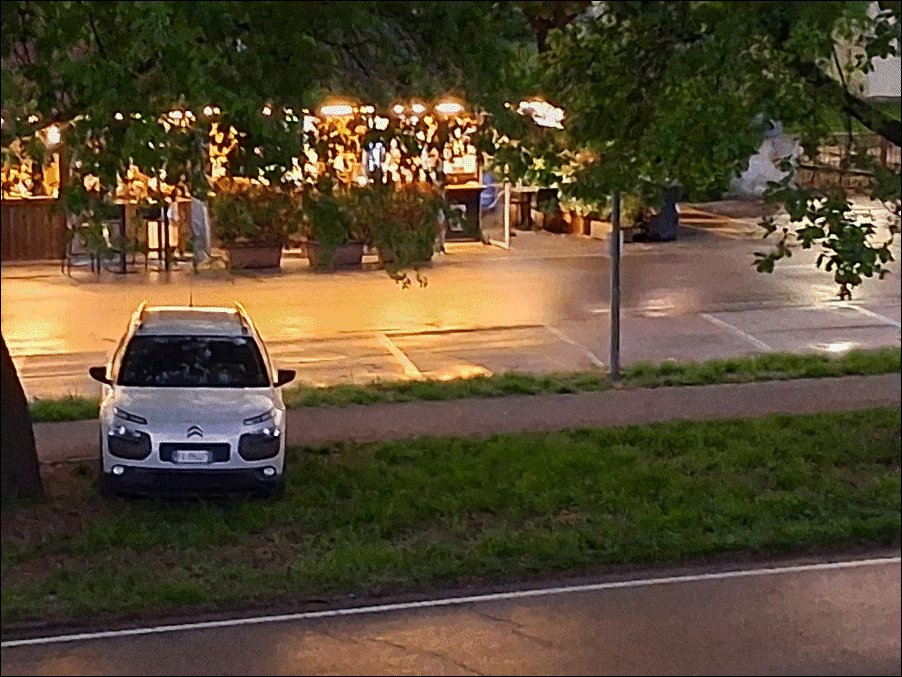 faenzanet's tweet photo. Per  sorridere in tema di “porcheggi” spunta una performance degna di nota:  il proprietario di questa Citroen, in via Ravegnana, ha deciso di ignorare i numerosi posti auto e di inventarsi un parcheggio creativo…  direttamente sul prato, pure di traverso rispetto alla ciclabile https://t.co/v3zWEBS2sa