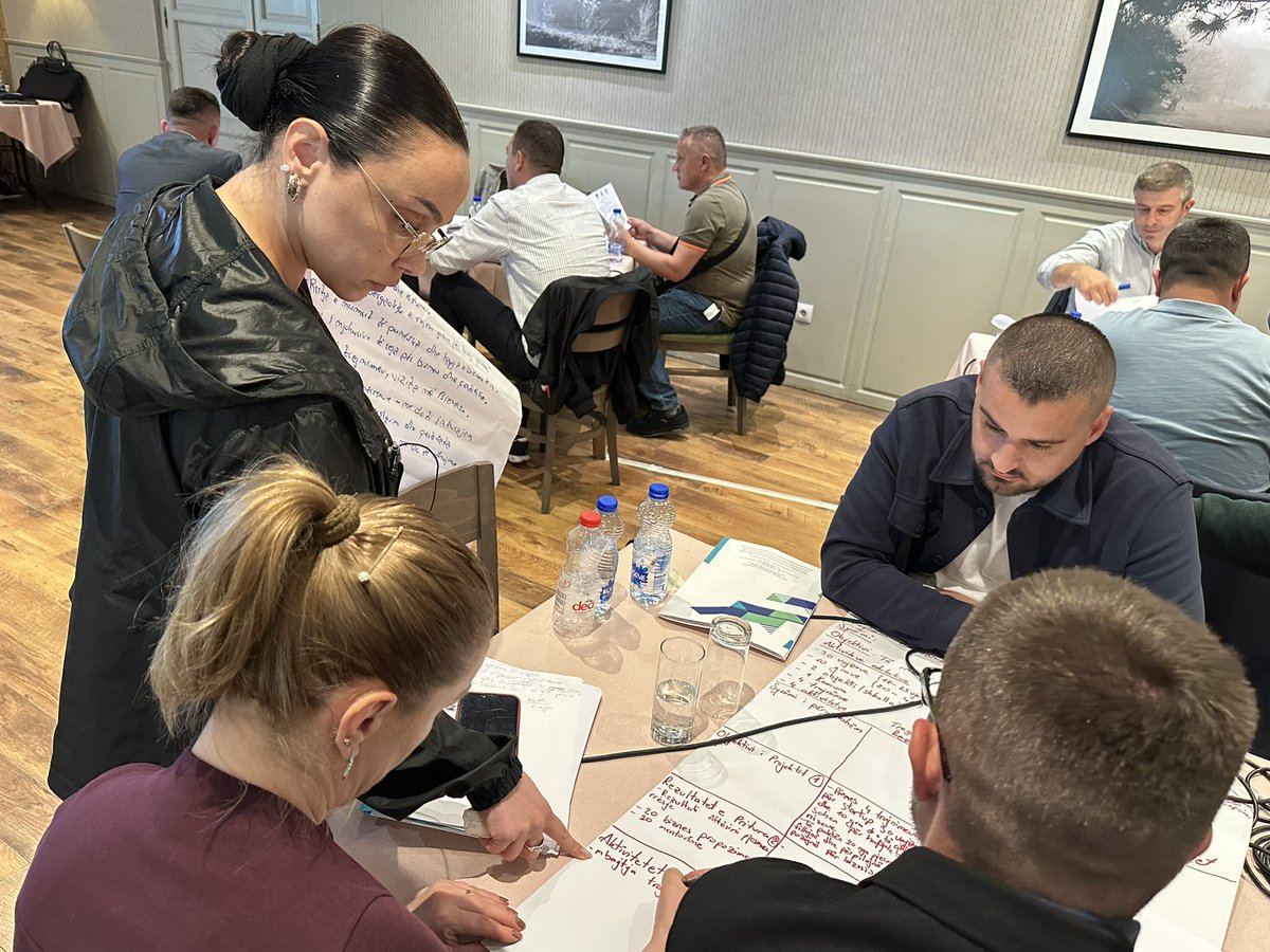 UNDP_Kosovo's tweet photo. Representatives from partner municipalities completed a four-module #PCM training through the @EUKosovo-funded #ReLOaD3 implemented by #UNDP, strengthening skills in ✏️project design, budgeting, implementation, monitoring &amp; reporting for more transparent support to #civilsociety. https://t.co/qD1Pe4nGWb