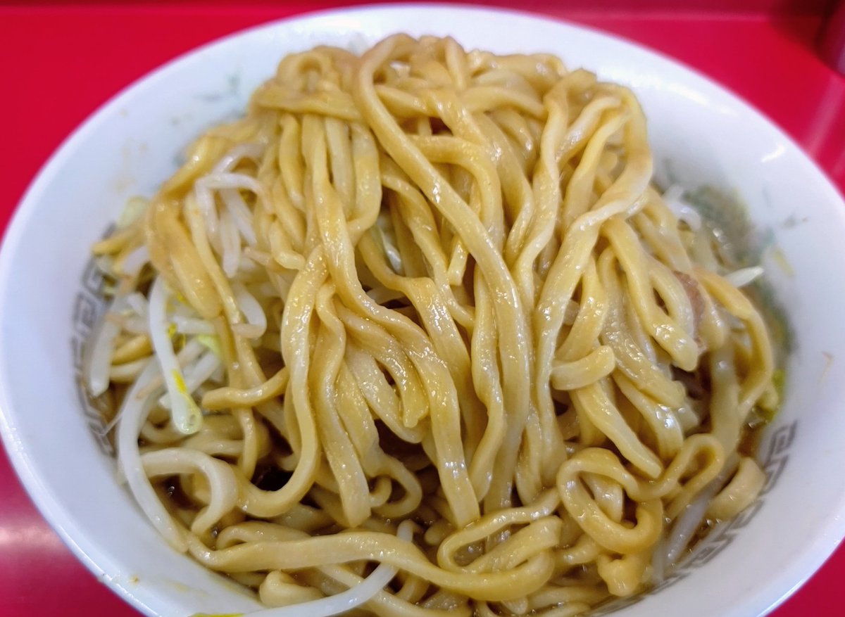 kinboshi_hunter's tweet photo. ラーメン二郎 越谷店
塩 麺少なめ
昨年から引き続きハマってる塩。このスープが最高にイイ！太めの麺の旨さ、ド迫力な豚のデカさと越谷二郎の全てが最高！とにかく旨い！GW営業に早めの開店と共にありがたい。感謝感謝の一杯。 https://t.co/wOogDwoMZZ