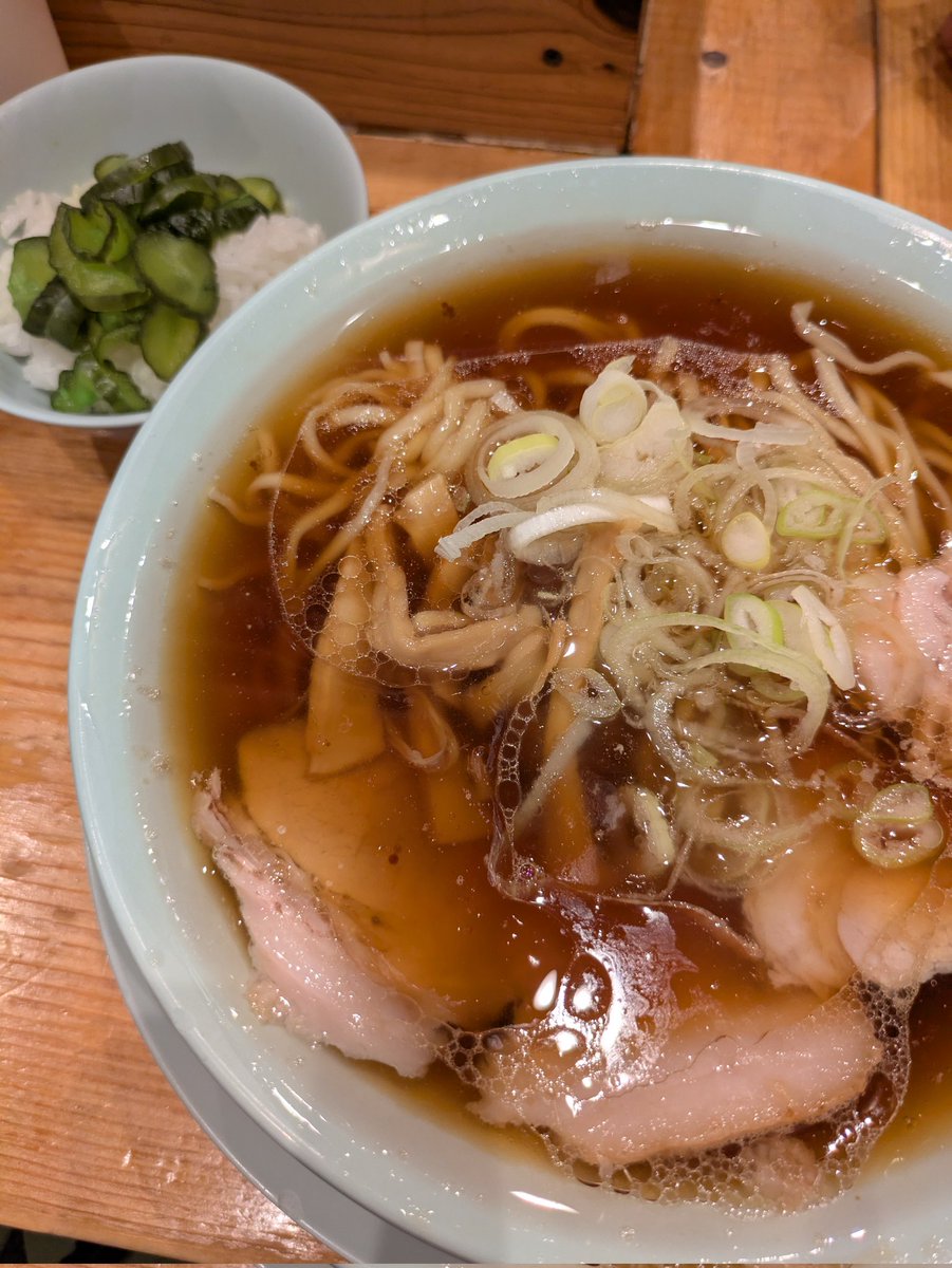 KK46688690's tweet photo. 今夜のLIVE前ごはんは…
下北沢��なおちゃんラーメン初訪店！

「ザ中華そば」の見た目ですが縮れ麺でなくストレートのツルシコ麺です。
切立てチャーシュー、スープとも💯
無料サービスのごはんと漬物でこんな風に締めれば文句無しです😘
#下北沢ラーメン　#なおちゃんラーメン https://t.co/PFdFrMfxHl