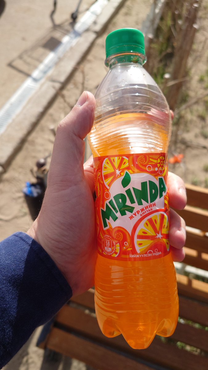 MIRINDAどこにでもあるな〜。
味はファンタオレンジをサッパリさせたような味。ファンタオレンジが甘すぎるという人には合うと思う。結構好き。