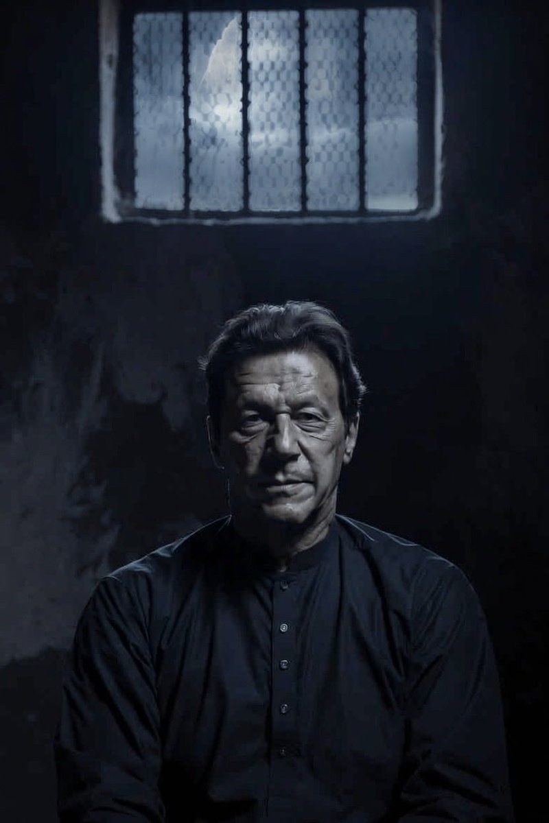 آئے عشاق گئے وعدہ ء فردا لے کر
اب انہیں ڈھونڈ چراغِ رخِ زیبا لے کر