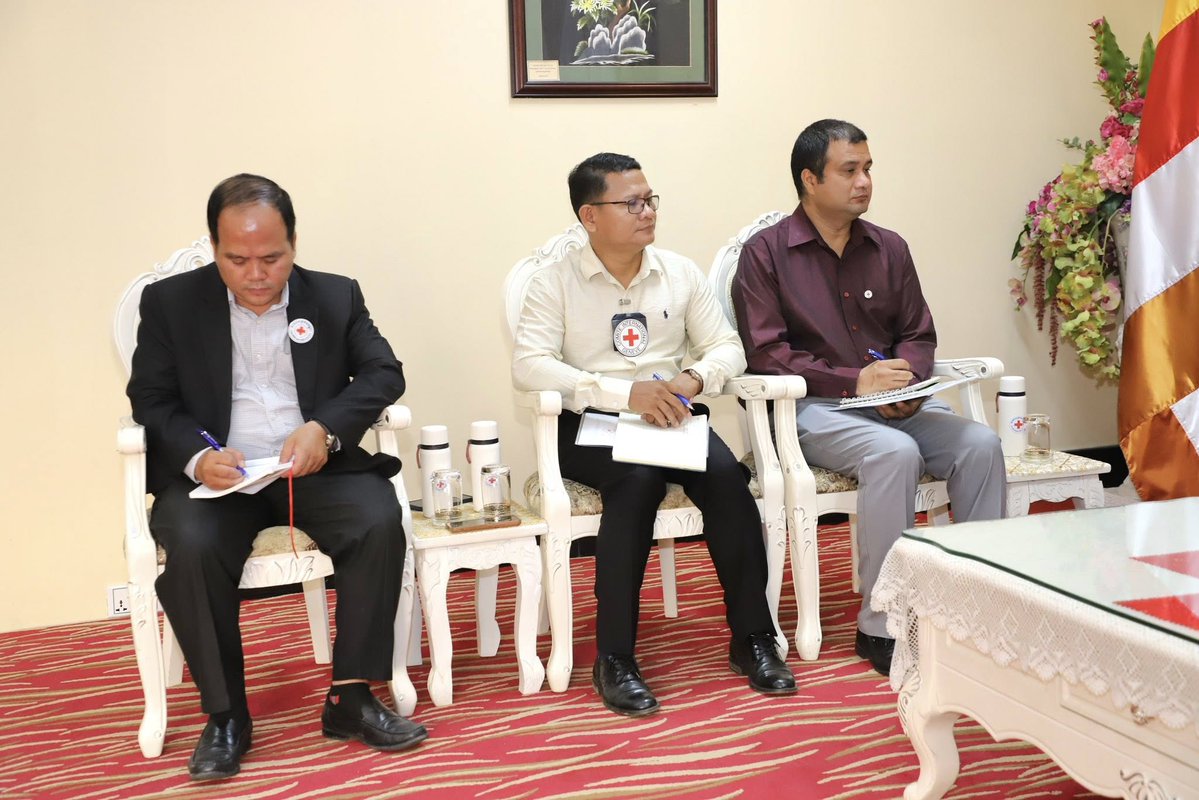 Cambodian_RC's tweet image. #CRC met with #ICRC delegation in #CRC NHQ to discuss updates on Internally Displaced People &amp;amp; strengthen cooperation on mine risk education/ humanitarian law/water-sanitation &amp;amp; public health to ensure safe living conditions &amp;amp; timely support. (04.05.2026)
facebook.com/share/p/17yYZG…