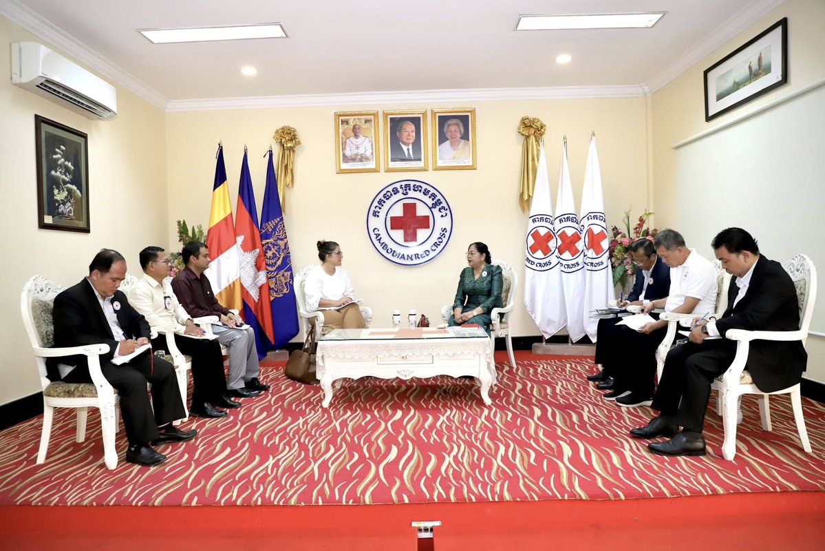 Cambodian_RC's tweet image. #CRC met with #ICRC delegation in #CRC NHQ to discuss updates on Internally Displaced People &amp;amp; strengthen cooperation on mine risk education/ humanitarian law/water-sanitation &amp;amp; public health to ensure safe living conditions &amp;amp; timely support. (04.05.2026)
facebook.com/share/p/17yYZG…