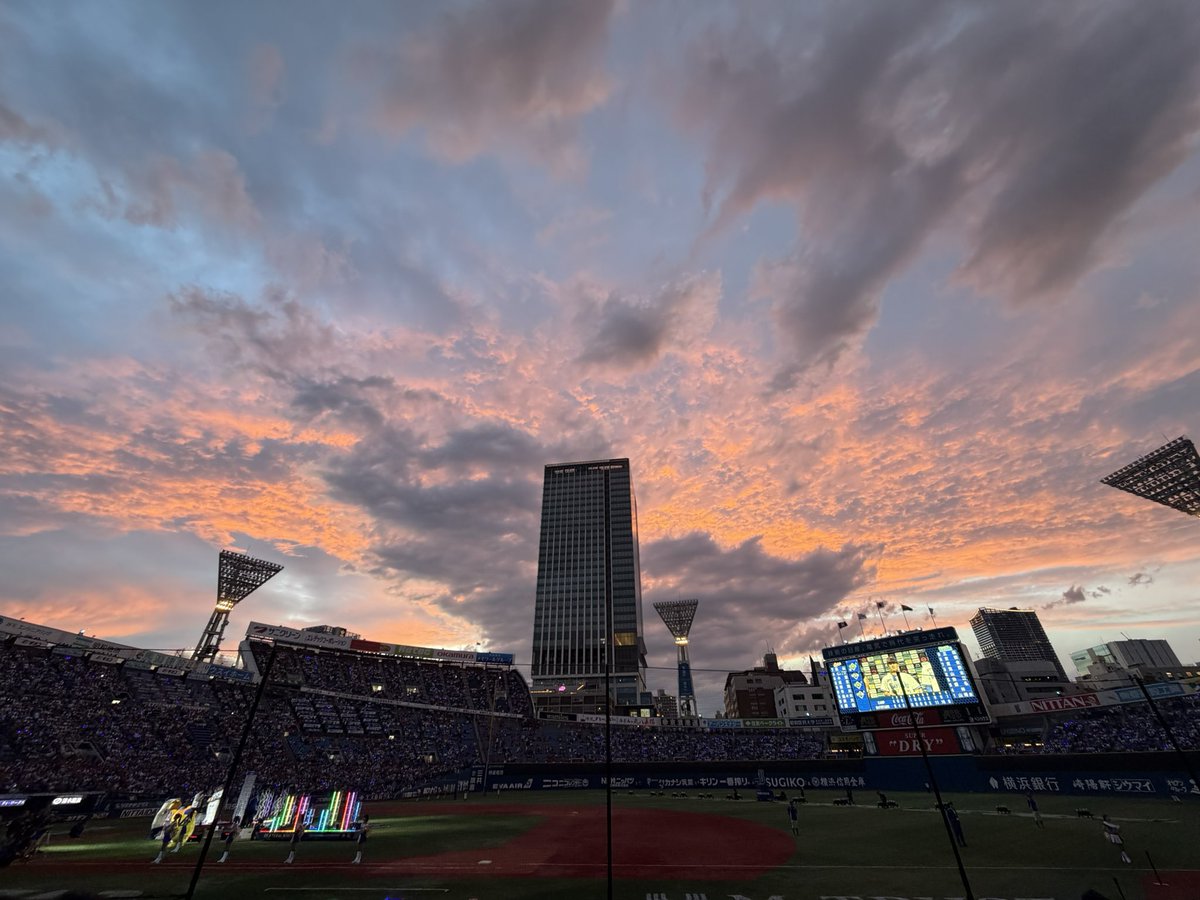 ykhmpuu's tweet photo. ＼横浜優勝／

夕焼けキレイです

#baystars https://t.co/CrOKd891na