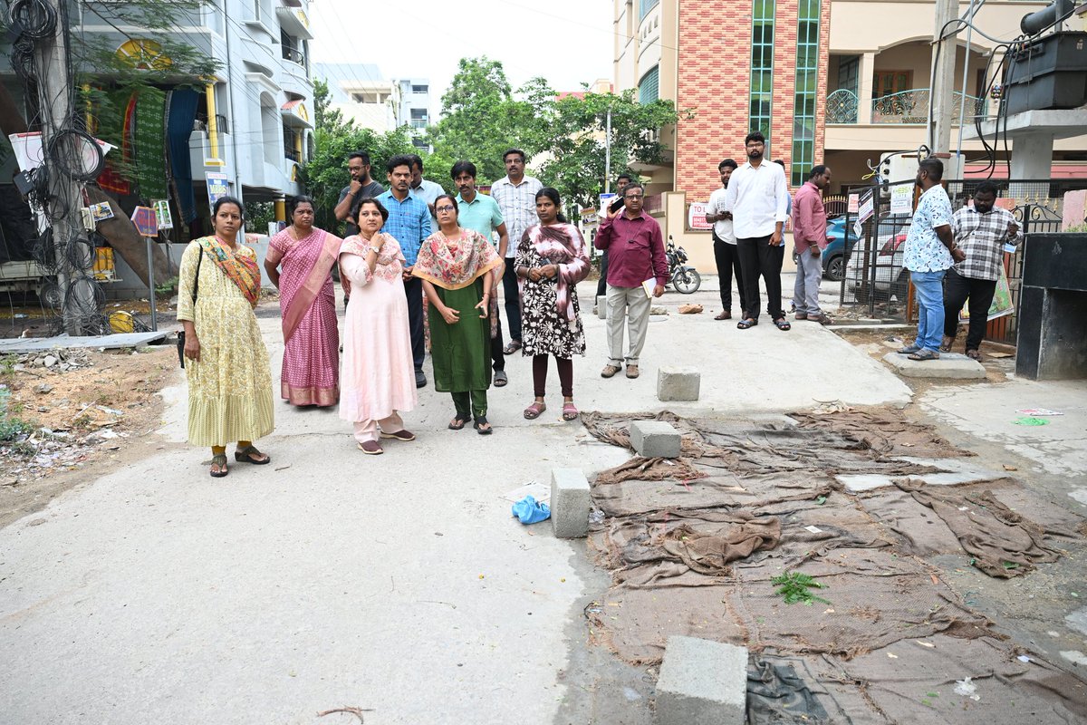 MCTTirupati's tweet photo. నగరంలోని పలు ప్రాంతాల్లో పారిశుధ్థ్య పనులను పరిశీలించిన ఇంచార్జి కమిషనర్ శారదా దేవి వర్షాలకు పడిపోయిన, పడిపోవడానికి సిద్ధంగా ఉన్న కొమ్మలను తొలగించి, పారిశుధ్థ్య పనులు చేపట్టాలని అన్నారు.
#MCT #Tirupati #APCM #cdma_municipal #maud_municipal #swatchbharatabhiyan #cleanandhra https://t.co/8Pm1HKfgfO