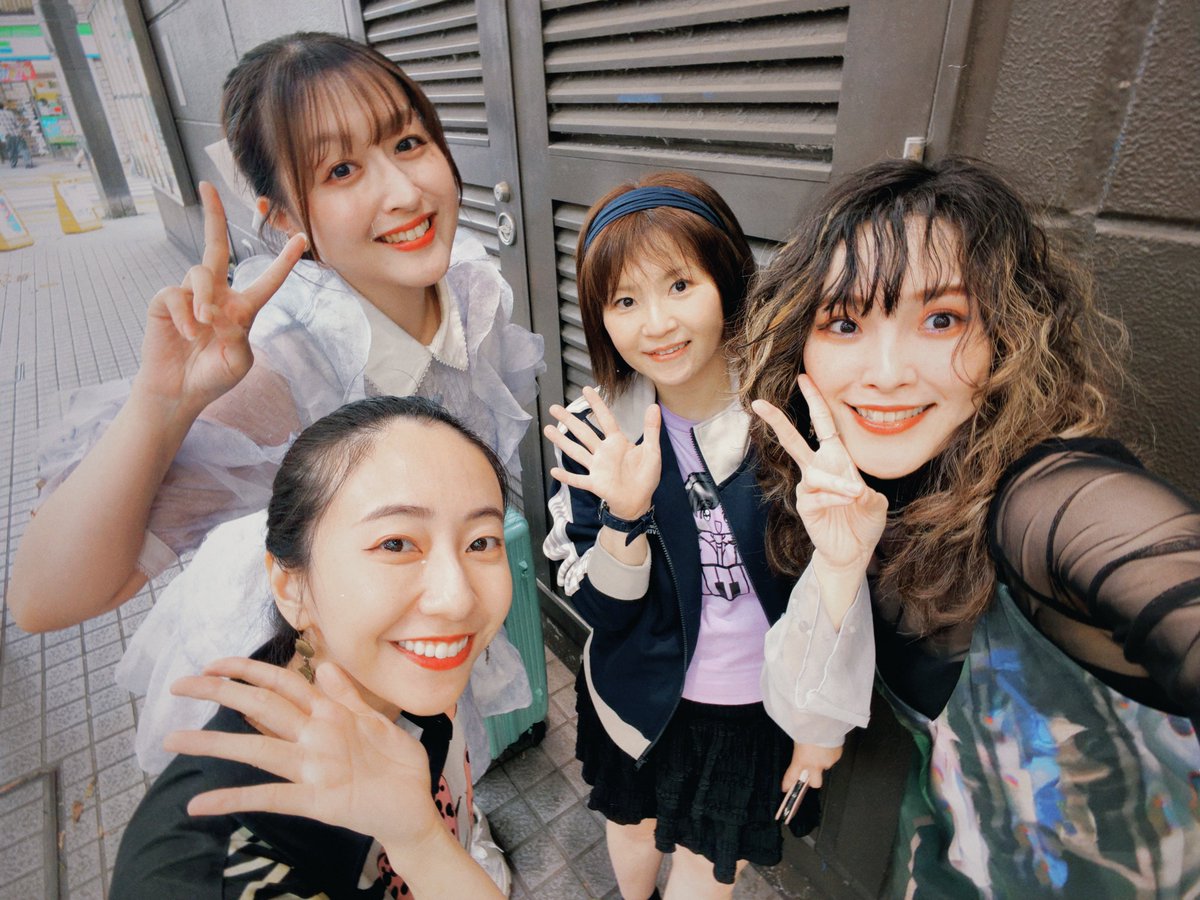 TACAMI_sing's tweet photo. 川崎銀座街バスカーライブ!
皆様皆さま、ありがとうございました🌿
暑いかな…?と思っていましたが、風が爽やかになって来て心地よい気候になってのかった〜☺️
銀座街の皆様!!
本当に本当に素敵な場所をありがとうございます…!
藍さんバスカー初参戦💙
そんな貴重な日にご一緒できたのも嬉しかった💕
