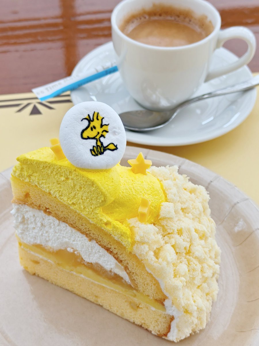 mothra20180227's tweet image. ウッドストックのふんわりケーキ ～レモン＆リンゴ〜
カワイイ🥰
パーサイ予約まで時間があったからバックロットカフェで買い持ち込み、エスプレッソと
爽やかなレモン風味で酸っぱさはなく、スポンジふわふわで食べやすかった🍋🍎
上のウッドストックはマシュマロ
#USJ #USJファン #peanuts