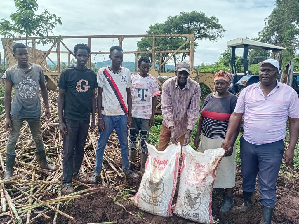 KESRETI's tweet photo. New sugarcane demonstration plot established in Laliat, Kericho County.

KESRETI planted improved varieties KEN82-472, KEN83-737, and KEN00-3811 at the farm of Mr. Weldon Koima.

These demo plots will help farmers observe variety performance under local conditions.

#KESRETI https://t.co/BCiRwMeKJD