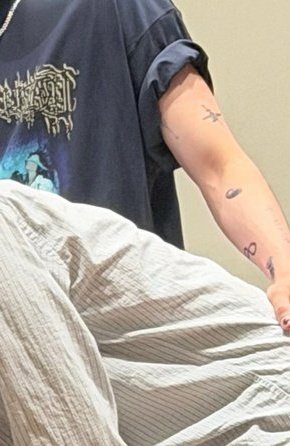geminigyu's tweet photo. wait i just realized the tattoos omg????? https://t.co/6EpPA5mAnm