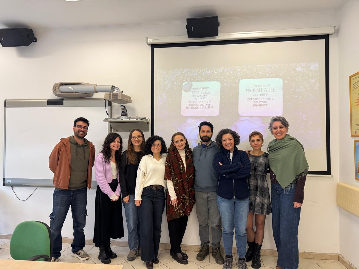 HacettepeComm's tweet photo. Hacettepe Üniversitesi İletişim Fakültesi 2025-2026 Akademik Yılı Bahar Dönemi kolokyum programı bugün gerçekleşen etkinlikle devam etti. Ozan Doğuş Alpsar “Holokost Bellek Mekanları Üzerine Tematik Bir İnceleme” sunumuyla programımıza katkı sundu. Tüm katılımcılara teşekkürler. https://t.co/khxQAchXMn