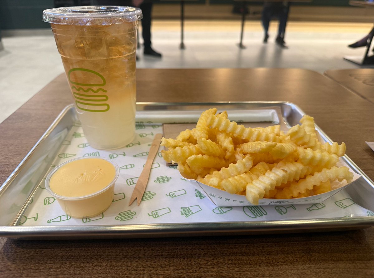RetailInsider_'s tweet image. Retail Insider had a sneak peek recently of the new Shake Shack opening May 11 at CF Chinook Centre in Calgary.
#Calgary #yyc #food #restaurants #ShakeShack

@shakeshack