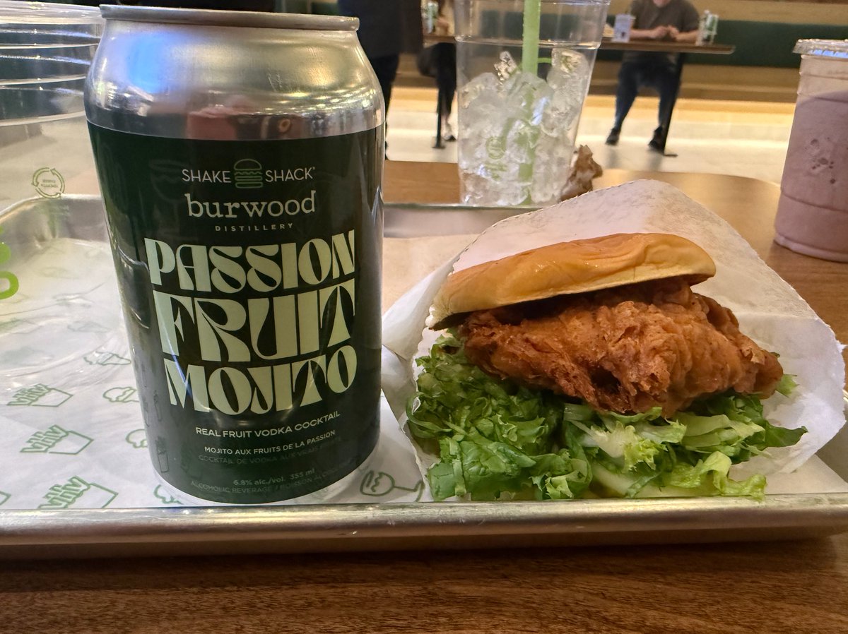 RetailInsider_'s tweet image. Retail Insider had a sneak peek recently of the new Shake Shack opening May 11 at CF Chinook Centre in Calgary.
#Calgary #yyc #food #restaurants #ShakeShack

@shakeshack