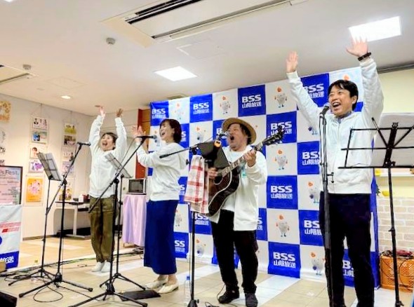 minbss's tweet photo. 14時台は伝説コーナー復活!!しかも3人対決編!!『どっちがモグでSHOW？』(爆笑の数々🤣)、
そして #ビタサタオールスターズ スペシャルLIVE🎤🎸1st〜6th+サプライズ新曲『一白(イーバイ)』宇宙初披露👽️✨(歌詞は近日公開💫)
皆さんの盛り上がり、最高すぎました😆
#ビタサタ https://t.co/0lHCC56kti https://t.co/oZYzqI5EdC