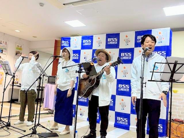 minbss's tweet photo. 14時台は伝説コーナー復活!!しかも3人対決編!!『どっちがモグでSHOW？』(爆笑の数々🤣)、
そして #ビタサタオールスターズ スペシャルLIVE🎤🎸1st〜6th+サプライズ新曲『一白(イーバイ)』宇宙初披露👽️✨(歌詞は近日公開💫)
皆さんの盛り上がり、最高すぎました😆
#ビタサタ https://t.co/0lHCC56kti https://t.co/oZYzqI5EdC