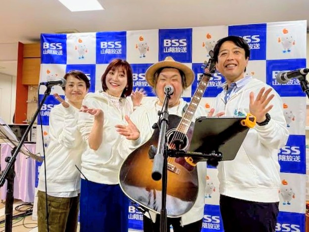 minbss's tweet photo. 14時台は伝説コーナー復活!!しかも3人対決編!!『どっちがモグでSHOW？』(爆笑の数々🤣)、
そして #ビタサタオールスターズ スペシャルLIVE🎤🎸1st〜6th+サプライズ新曲『一白(イーバイ)』宇宙初披露👽️✨(歌詞は近日公開💫)
皆さんの盛り上がり、最高すぎました😆
#ビタサタ https://t.co/0lHCC56kti https://t.co/oZYzqI5EdC