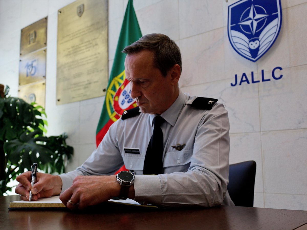 NATOJALLC's tweet photo. JALLC hosted 31 officers from the 🇵🇹 Flag Officer Course and seven international partners 🇦🇴🇧🇷🇲🇿.
Focus: How joint analysis supports high-level command and scientific production to prepare the next generation of FOGO for global challenges.
#NATO #JALLC #IUM #LessonsLearned https://t.co/Otpajk6Phk