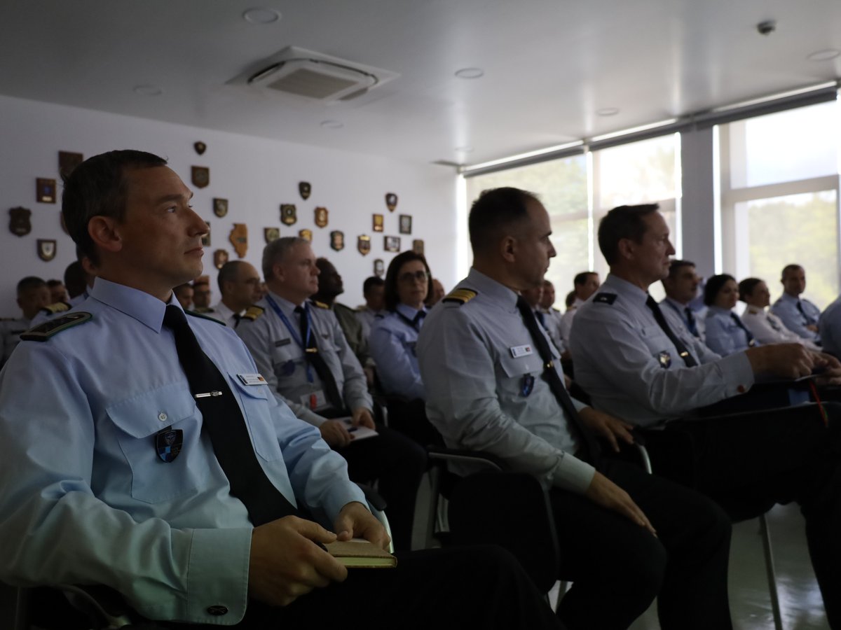 NATOJALLC's tweet photo. JALLC hosted 31 officers from the 🇵🇹 Flag Officer Course and seven international partners 🇦🇴🇧🇷🇲🇿.
Focus: How joint analysis supports high-level command and scientific production to prepare the next generation of FOGO for global challenges.
#NATO #JALLC #IUM #LessonsLearned https://t.co/Otpajk6Phk