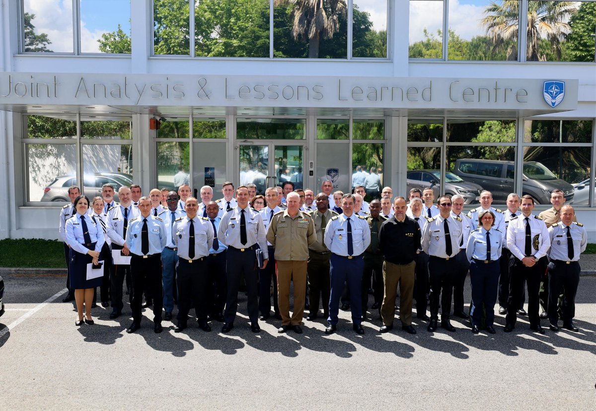 NATOJALLC's tweet photo. JALLC hosted 31 officers from the 🇵🇹 Flag Officer Course and seven international partners 🇦🇴🇧🇷🇲🇿.
Focus: How joint analysis supports high-level command and scientific production to prepare the next generation of FOGO for global challenges.
#NATO #JALLC #IUM #LessonsLearned https://t.co/Otpajk6Phk