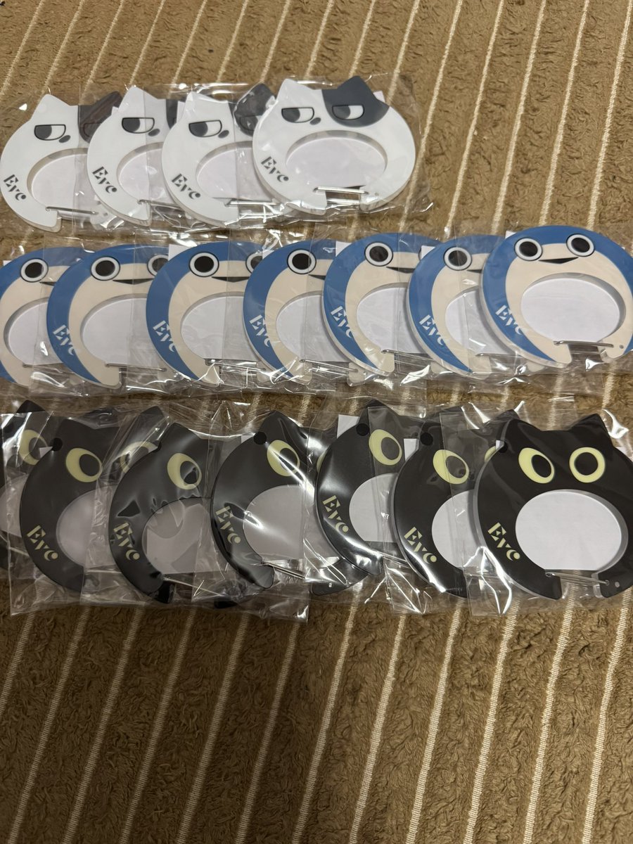 mori_mori63's tweet photo. Re:Smileのライブが近くなってきたので
過去のグッズを整理したいと思ってます！
誰でも構わないので欲しいものがあれば
リプかDMで教えてください！
無償でお譲りします！！
Re:Smile両日    廻帰福岡、札幌に
参戦予定です！欲しい方は是非！
 #Eveくん   #ReSmile
 #Eveくじ    #廻帰 https://t.co/A9OT1cdBtU