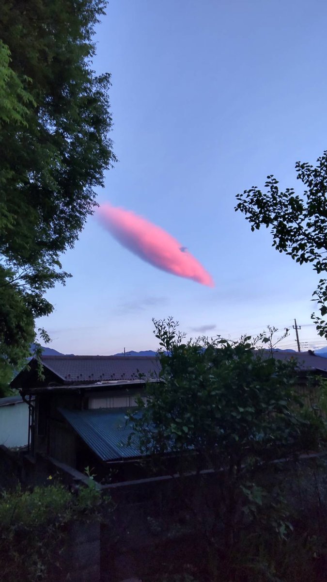 agazoe's tweet photo. 晴れてよかったです。
友達から送られてきた雲です。

明日はこちらです。何卒是非！
5月5日(火祝)
開場13:50/開演14:00/終演15:20（80分）
新宿バティオス
¥2,200

チケット→https://t.co/aO26B4yhAj https://t.co/kAhAXTKfIL