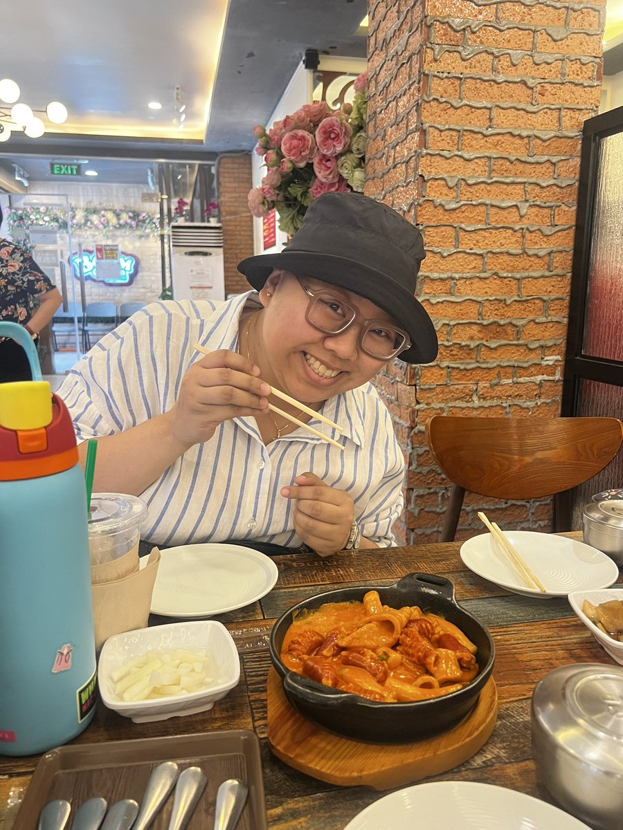 Gee_Fernandez's tweet photo. @reianarazon Always happy with her food! Happy 121 malabs @reianarazon ❤️ i love you https://t.co/NqL4nCuhTK