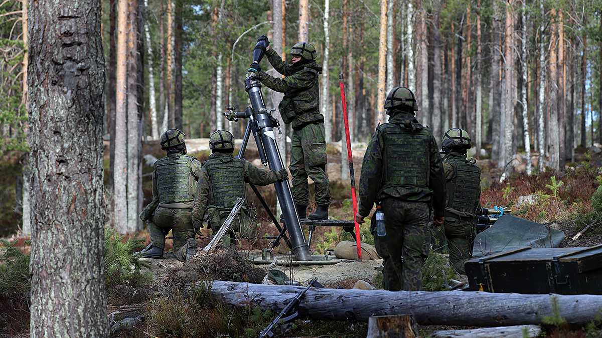 KainuunPR's tweet photo. Northern Strike -harjoituksessa olennaista on osaamisen kehittäminen perussuorituksia harjoittelemalla. Aliupseerikurssin kranaatinheitinlinja toteutti ammunnat Vuosangassa 120 KRH -heittimillä ja siirtyi seuraavaan tuliasemaan.
#NorthernStrike #kaipr #kaitr #maavoimat #krh https://t.co/Jt4rayMWua