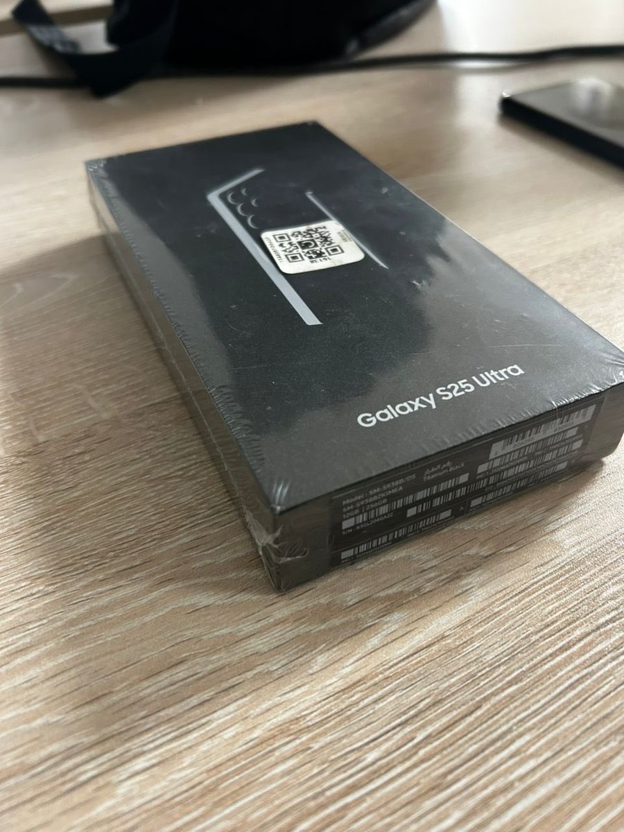 Dave_Chikaunda's tweet photo. Quick Sale. Got this from work, brand new Samsung Galaxy S25 Ultra 256gb memory. TDRA Certified. $1000, readily available in Harare. https://t.co/wgTK0srsr7