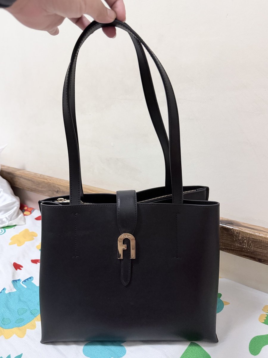 scoupsminusone's tweet image. WTS LFB PRELOVED MID RANGE BAG PH

FURLA SOFIA M TOTE BAG

Bought this year used only thrice
No inclusions
Php4,000+SF

#preloved #bags #furla #coach #mk #tory #marcjacobs