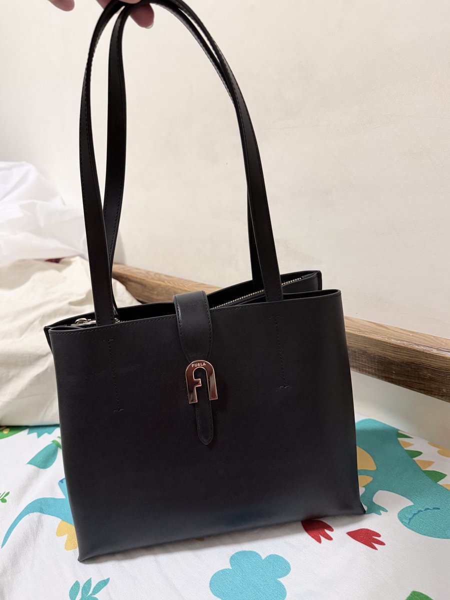 scoupsminusone's tweet image. WTS LFB PRELOVED MID RANGE BAG PH

FURLA SOFIA M TOTE BAG

Bought this year used only thrice
No inclusions
Php4,000+SF

#preloved #bags #furla #coach #mk #tory #marcjacobs