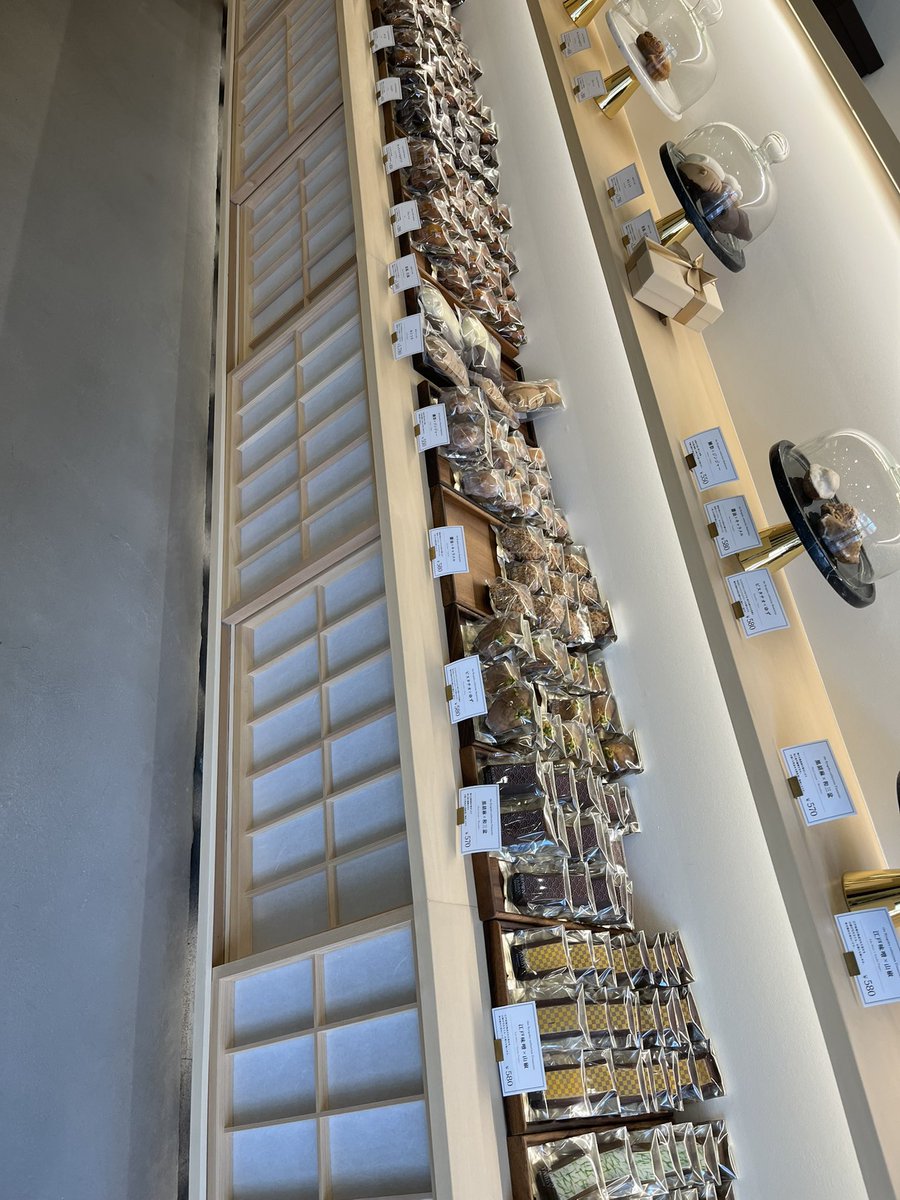 kakininnin's tweet photo. かわいいお菓子屋さんを見つけたので、そこで大量のお茶菓子を購入しハーブティーをシバく https://t.co/yeY6D97EWg