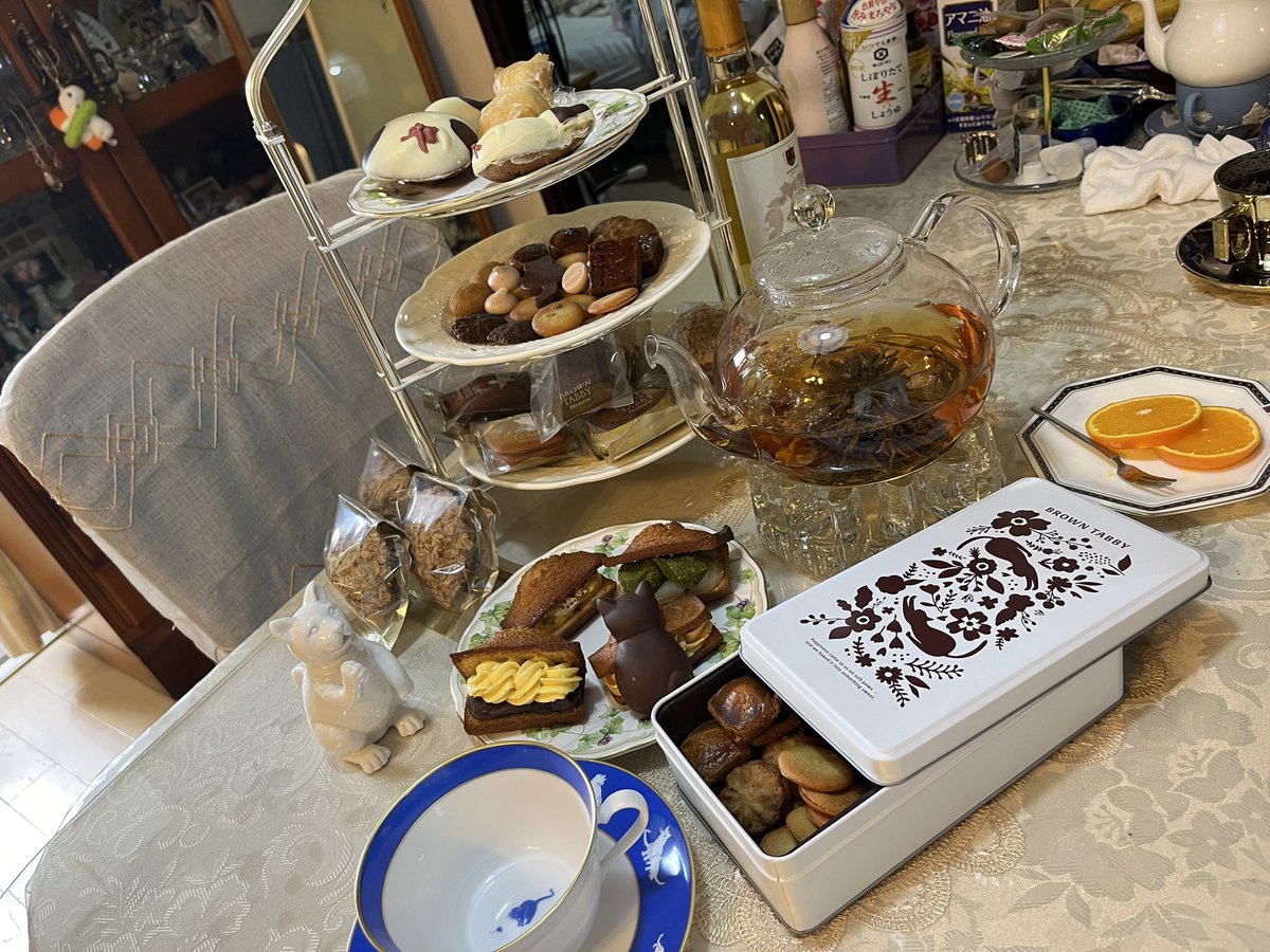 kakininnin's tweet photo. かわいいお菓子屋さんを見つけたので、そこで大量のお茶菓子を購入しハーブティーをシバく https://t.co/yeY6D97EWg