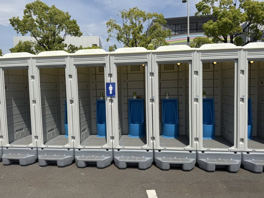 108takapi_new's tweet photo. iLife（あいらいふ）さんの特典会、まさかの“男子トイレに“ドアなし”が話題に https://t.co/icMi1Zmwdy