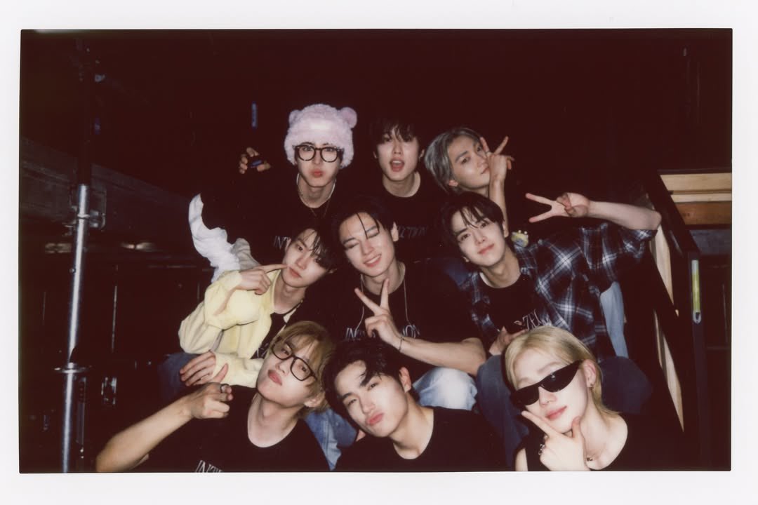 emaknyaeric's tweet photo. THIS IS MY HOME, AND I’LL STAY HERE FOREVER

Aku tetap harus berterima kasih pada versi diriku yang “gabut” di lebaran 2021… dan juga pada kingdom (meskipun jujur, acara itu bikin lelah dan meninggalkan kesan yang kurang bagus)

Dari sana, aku dipertemukan dengan 11 laki-laki luar biasa, ganteng, penuh talenta dan punya kerja keras yang nggak main-main.

Hal kecil yang dulu terasa sepele, ternyata membawaku sejauh ini. Dan untuk itu… aku benar-benar bersyukur 🤍

#THEBOYZ #더보이즈