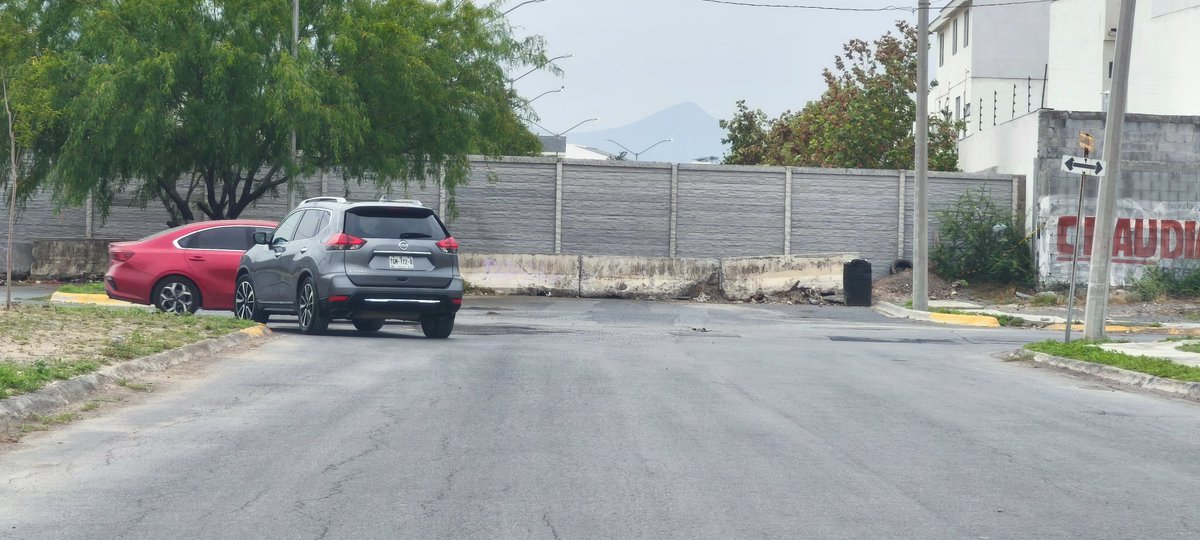 pac0diaz's tweet photo. @andresmijesmx Tan de Fact! Que no se cómo dieron permiso para tapar una avenida y tapar el libre tránsito solo por que a unas de privadas se les ocurrió! @telediariomty @mty https://t.co/NStUEKrNgY