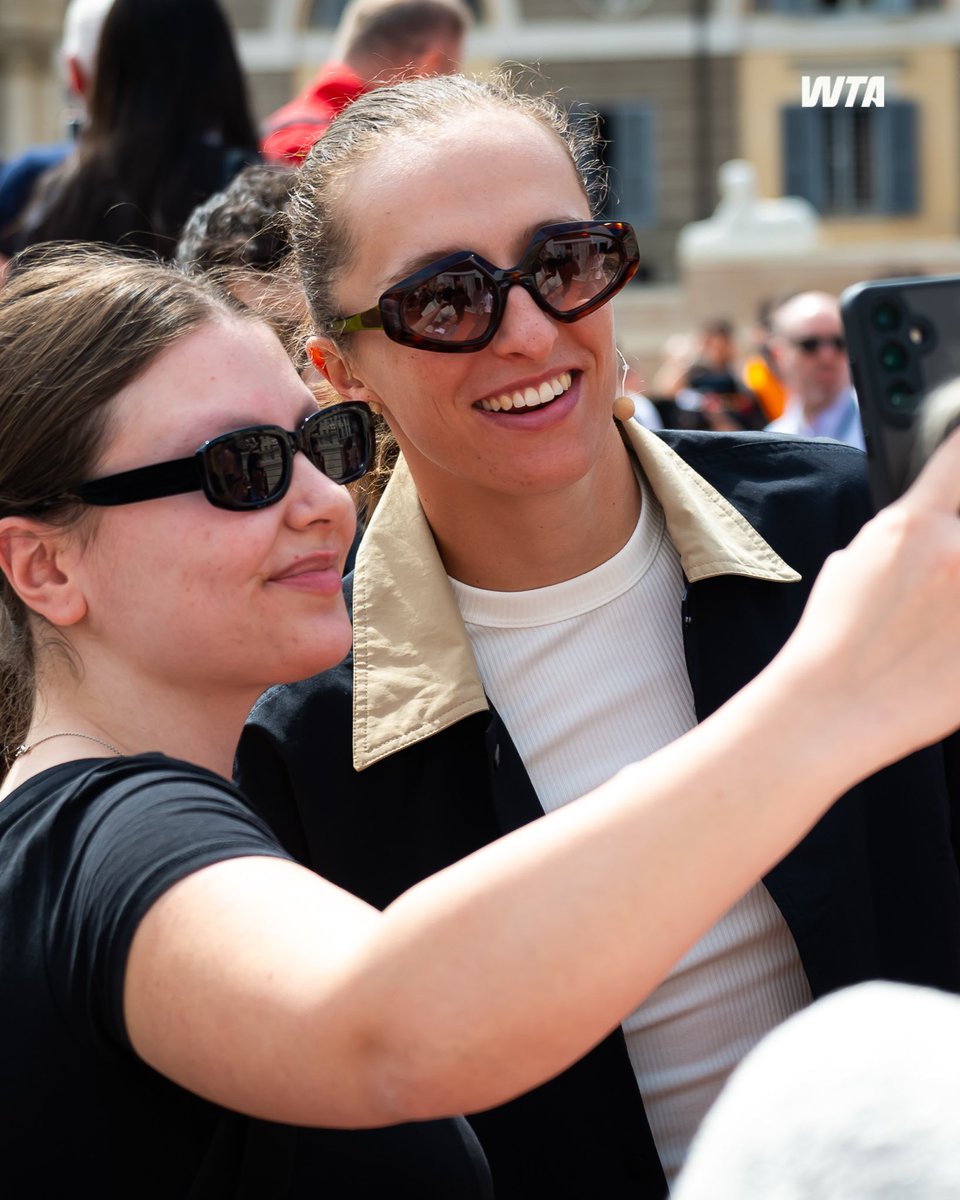 WTA's tweet image. Draw ceremony but Rome edition! 🇮🇹

@iga_swiatek | #IBI26