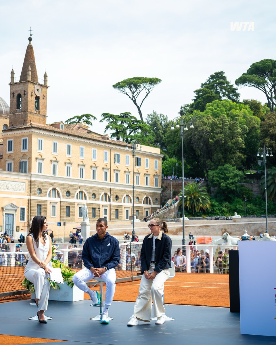 WTA's tweet image. Draw ceremony but Rome edition! 🇮🇹

@iga_swiatek | #IBI26