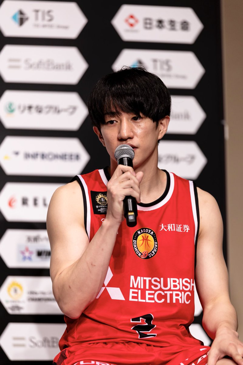 nagoyadolphins's tweet photo. りそなグループ B.LEAGUE 
CHAMPIONSHIP 2025-26」 進出会見🏆✨

✍️会見中のインタビューにて

🎙️船岡MC
チームとしては2大会ぶりとなります。
チャンピオンシップでの戦い方はやはりレギュラーシーズンとも違って難しいというところもありますが、その難しさをどう乗り越えていきたいですか？

🎙️ #齋藤拓実 選手
昨シーズンはやはりチャンピオンシップ出れなかったので、その悔しさっていうのは、昨シーズンからいる選手はすごく持って臨んだシーズンでしたので、まずチャンピオンシップに出れたことは一つ安心できたなというふうには思っています。本当に、そうですね、チャンピオンシップとリーグ戦は本当に別物になるので、チャンピオンシップでは、どれだけ自分たちらしいバスケットを展開できるかというところが大事になると思います。対戦相手は、昨シーズンチャンピオンの宇都宮ブレックスさんにはなるんですけど、相手がどうこうというよりかは、自分たちにしっかりフォーカスして、バスケットを展開できたらなというふうに思っています。 

🎙️副島MC
今のチーム内の雰囲気、空気はいかがでしょうか？

🎙️ #齋藤拓実 選手
そうですね、もちろんケガ人があって、連敗が続いてしまったので、やはり勝てなかったっていう部分、チャンピオンシップをホームで開催できなかったりとか、違った悔しさはありましたが、一回リセットしようという、良い意味でチームも開き直っているので、今週のチャンピオンシップに向けていい準備ができたらなというふうに思ってます。

シーズン終盤は怪我人も続いてしまって、連敗してしまったんですけど、そういった中でもドルファミの皆さんが信じて最後まで応援してくれたことを、ドルフィンズの選手はみんなわかっているので、その期待に応えられるように、チャンピオンシップ優勝を目指して頑張りたいと思います。ドルファミの皆さん、応援よろしくお願いします。

#Bリーグチャンピオンシップ #齋藤拓実 選手