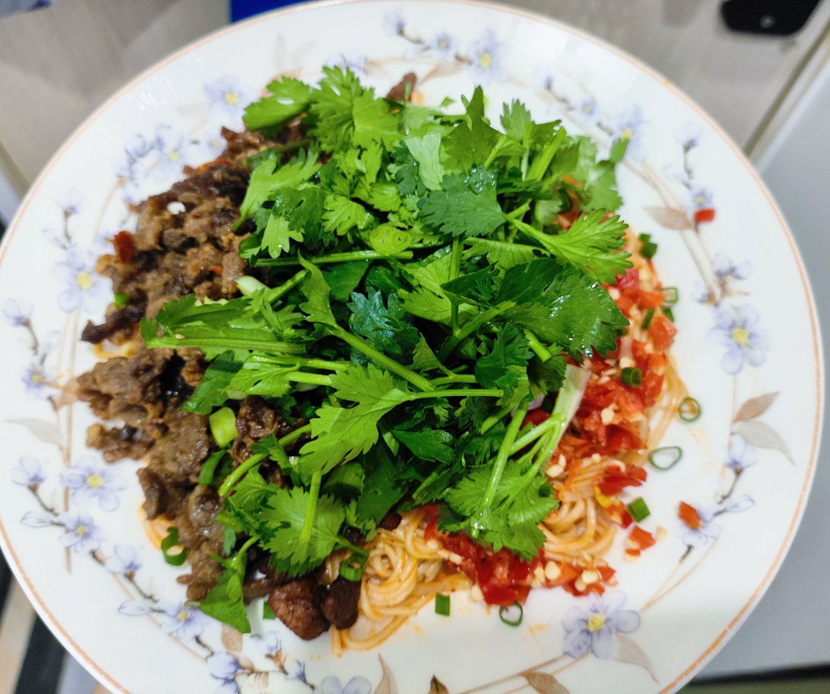 xiaowuerer's tweet photo. 回归做饭，生椒牛肉脆哨面🍜 #les #wlw https://t.co/W61vHvlzNN