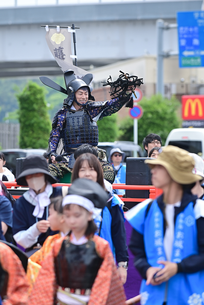 sasurai7481's tweet photo. 2026・05・04、伊達なうわじまお城まつり・秀宗公入部伊達五十七騎大武者行列 at きさいや広場～宇和島城（愛媛・宇和島市）

お城好きで有名な、宇和島城観光PR大使のロンドンブーツ・田村淳が藤堂高虎に。宇和島が大いに盛り上がっていました♪

#田村淳
#藤堂高虎
#伊達なうわじまお城まつり https://t.co/s4DXkWMruI