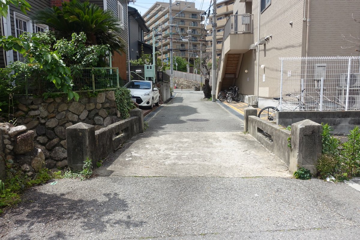 binming22's tweet photo. 曙橋（昭和11年／宝塚市）
亥の谷川に架かる橋です。親柱は天辺に四角錐、欄干はスリットが１本入るだけというシンプルなデザイン。橋名や架設年は直接コンクリートに刻まれています。 https://t.co/xofkcjX48r