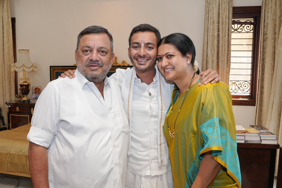 TechiteasyMadhu's tweet image. This pic defines the gold standard of #nepotism the only hope is this time it’s a youngster with good academic qualification and hopefully #samarth
brings in fresh idea’s and a corruption free governance 🙏 #davanagere
