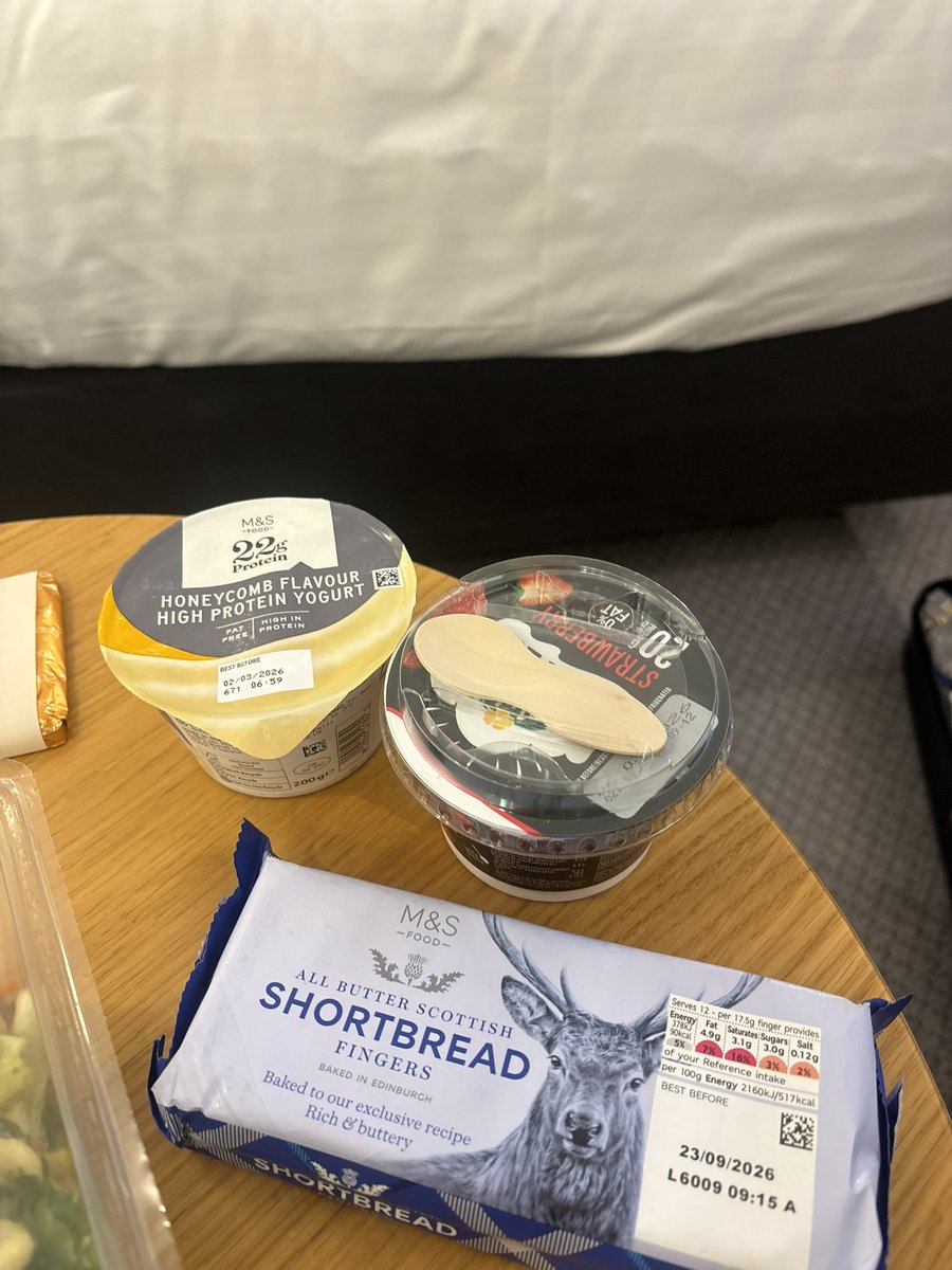 旅行する度毎回買ってしまうロンドンのお土産第1位はメイソンの紅茶とチョコレートです!!!メイソンの本店の地下にはパンやワイン、チーズ系もありお買い物楽しめます🎶

私はM&amp;Sの1.2💶でゲットできるショートブレッドも推しでパケも可愛いし美味しいし！喜んでいただけます😉ヨーグルトは滞在中に🦢