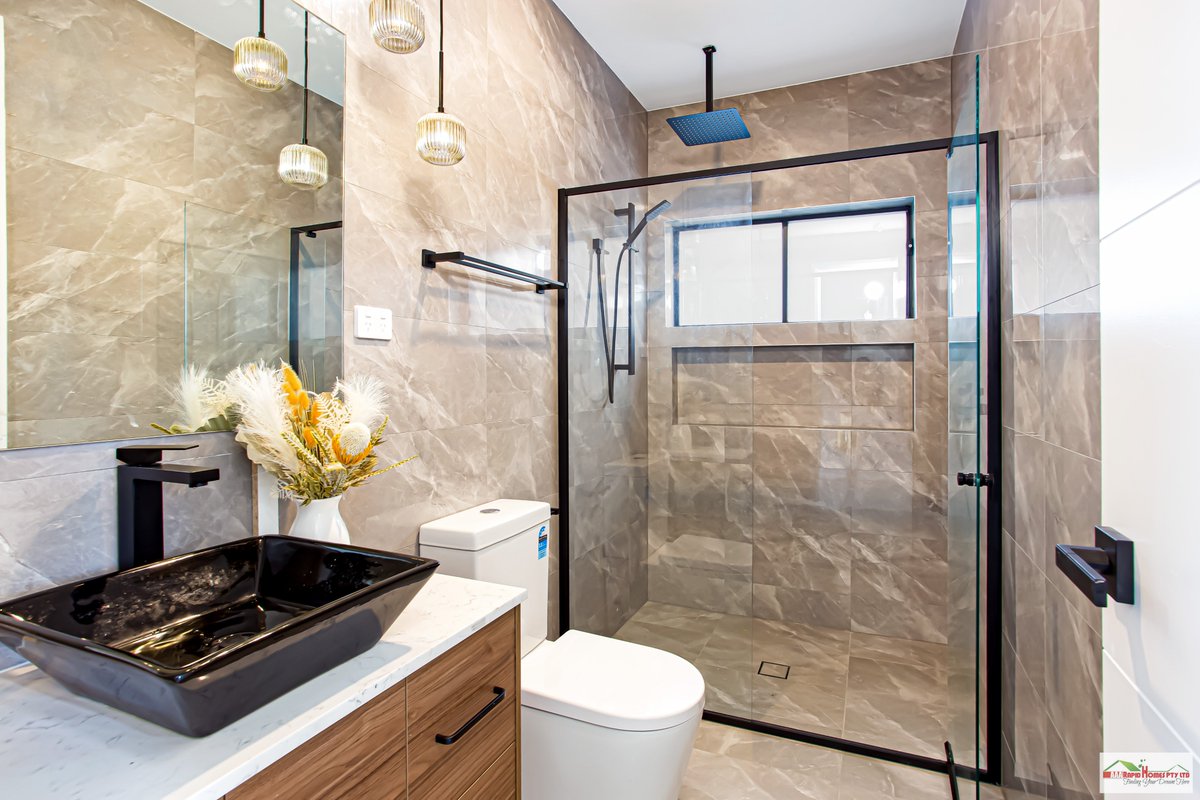 aaarapidhomesau's tweet image. Make every splash stylish. Our Bathroom Modern Design blends modern aesthetics with practical layouts—perfect lighting, sleek vanities, and timeless materials. Ready for an upgrade? Explore rapidhomes.com.au.

#ModernBathroom #BathroomDesign #ModernDesign #BathroomRemodel