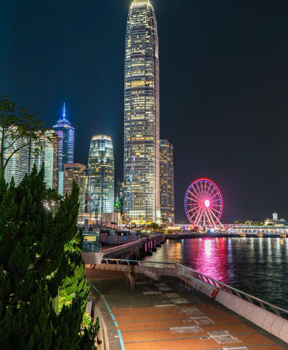 Guillermin77058's tweet photo. As the city lights come on, stories begin to shine. 🌃 In this night, everyone is heading in their own direction.#CityNightView #NightAtmosphere #BrightLights #CityStories #GentleNight #CasualPhoto https://t.co/ZXKNMkBU0E