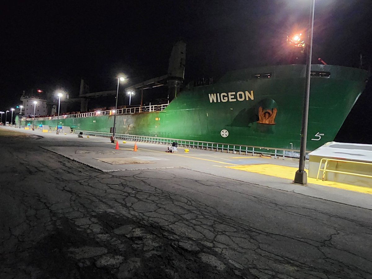 SeawayUSDOT's tweet image. WIGEON transiting the U.S. Locks in Massena, N.Y.⛴️

LOA: 655 feet
Beam: 78 feet
Depth: 50 feet

#MaritimeMonday #MaritimeTransportation #SafetyFirst  #shipspotting #shipwatching