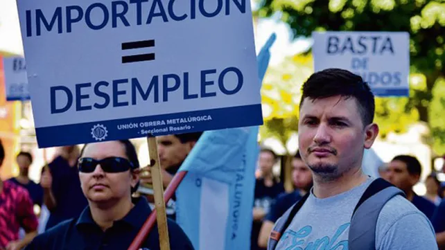 LT8am830's tweet photo. #TodosEnLaOcho
La @UsinadeDatosUNR realizó un informe sobre el trabajo en el Gran Rosario: "Hicimos un seguimiento hasta el último trimestre de 2025 y vimos una presión en el mercado del trabajo. Cuando sumamos toda la gente desocupada, la gente que no trabaja jornada completa y los que tienen jornada completa pero buscan son un 37% y en términos absolutos son 100 mil personas más", dijo Paula Durán, coordinadora de la Usina.